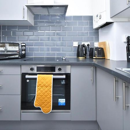 Lily House By Yourstays - Cosy 3 Bedroom House In Crewe Bagian luar foto