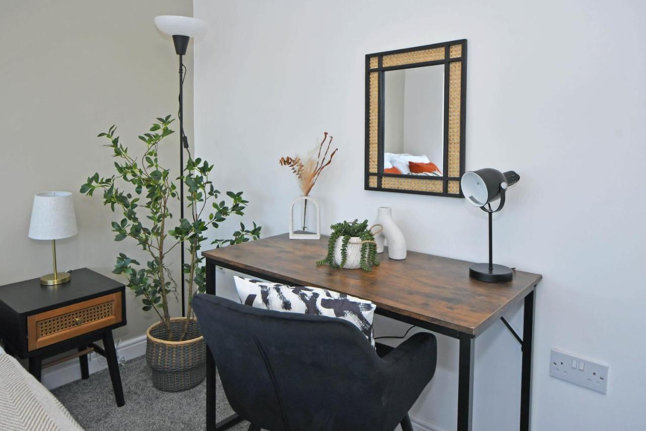 Lily House By Yourstays - Cosy 3 Bedroom House In Crewe Bagian luar foto