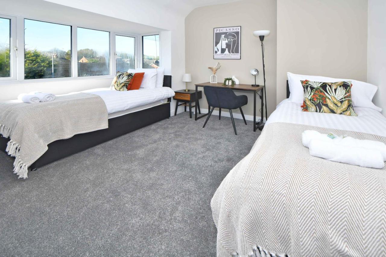 Lily House By Yourstays - Cosy 3 Bedroom House In Crewe Bagian luar foto