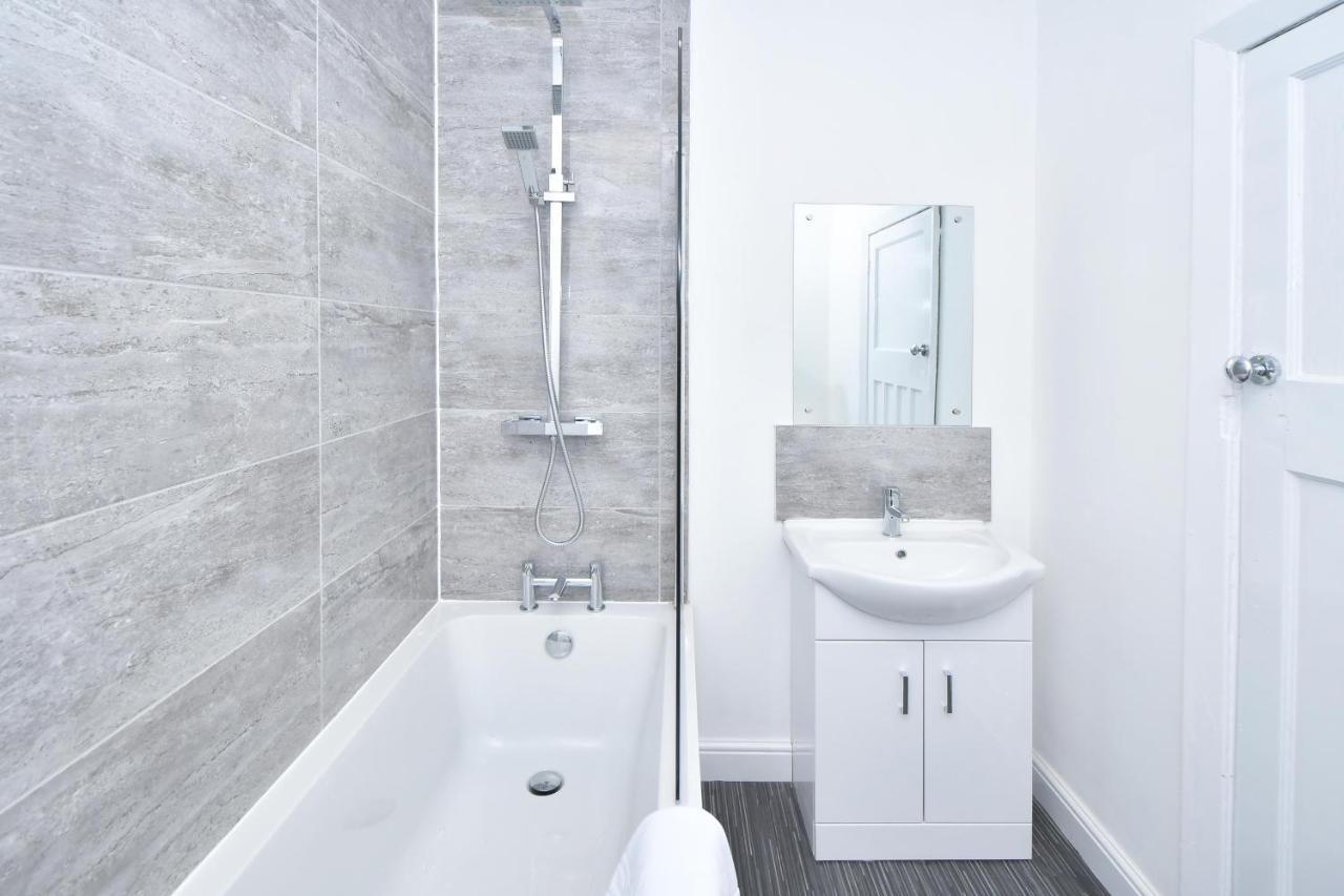Lily House By Yourstays - Cosy 3 Bedroom House In Crewe Bagian luar foto