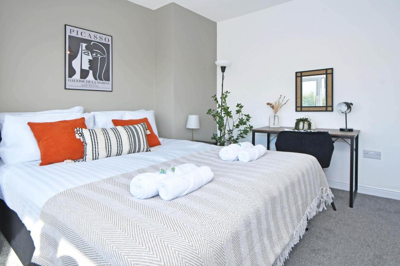 Lily House By Yourstays - Cosy 3 Bedroom House In Crewe Bagian luar foto