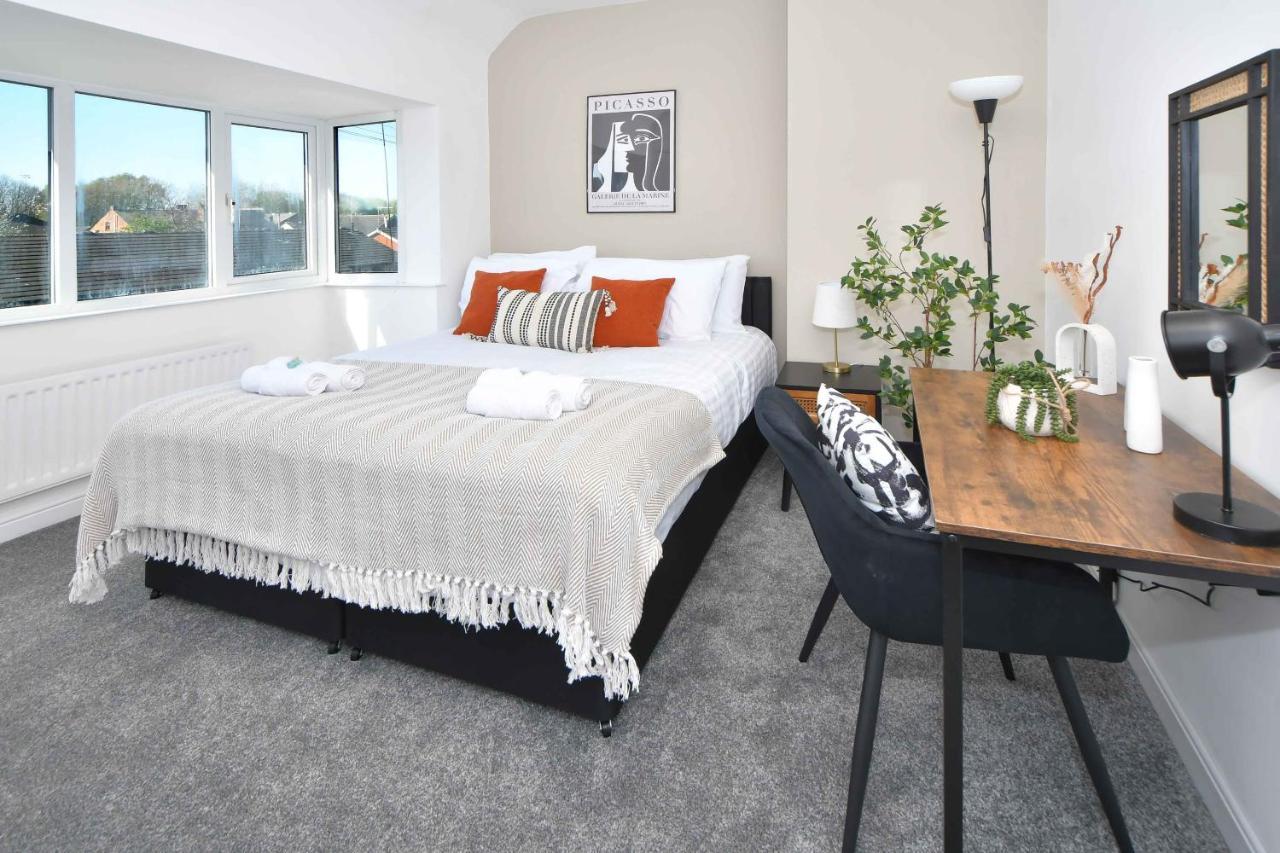 Lily House By Yourstays - Cosy 3 Bedroom House In Crewe Bagian luar foto