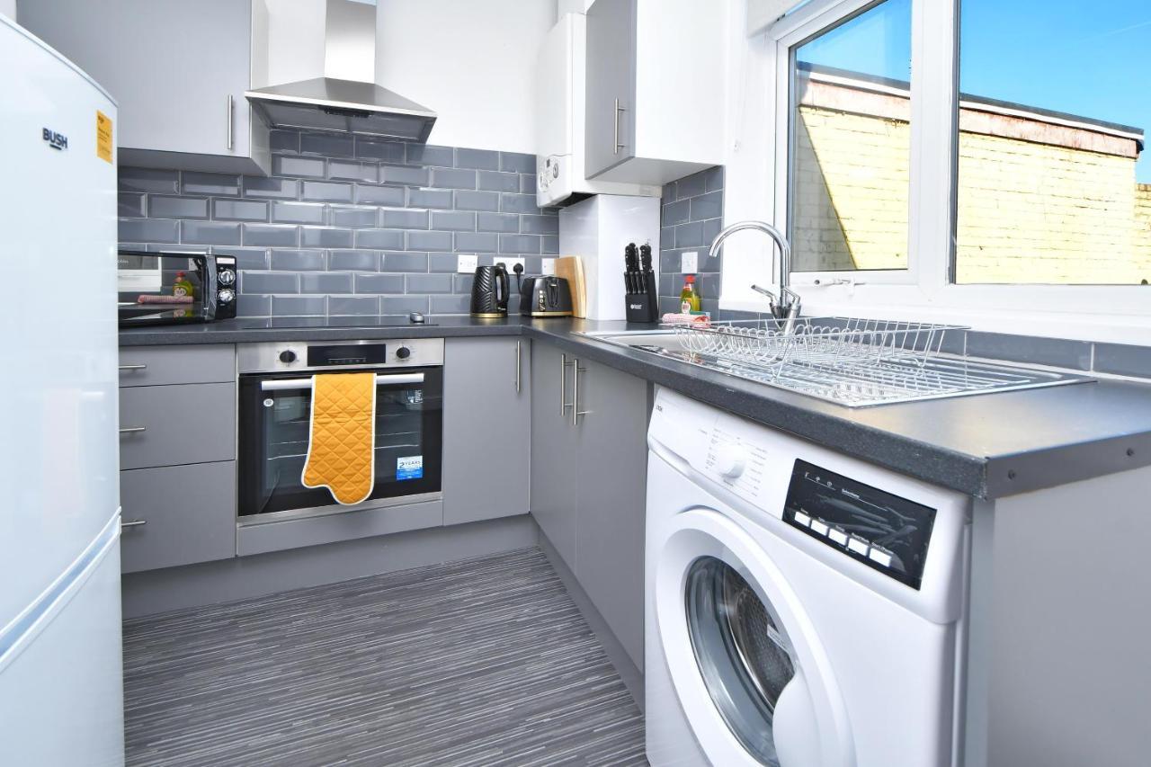 Lily House By Yourstays - Cosy 3 Bedroom House In Crewe Bagian luar foto